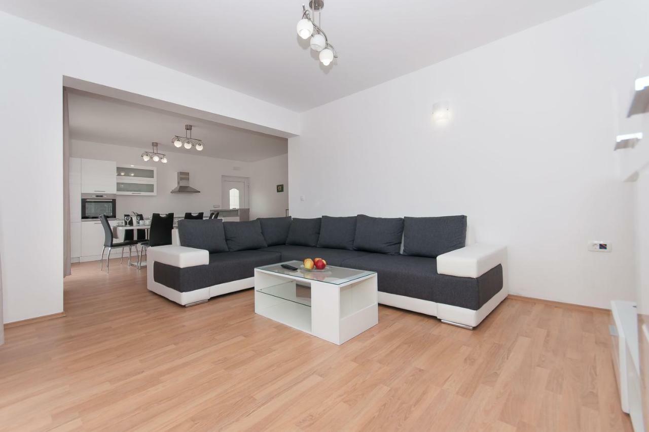 Apartman Mira- Omis Bagian luar foto